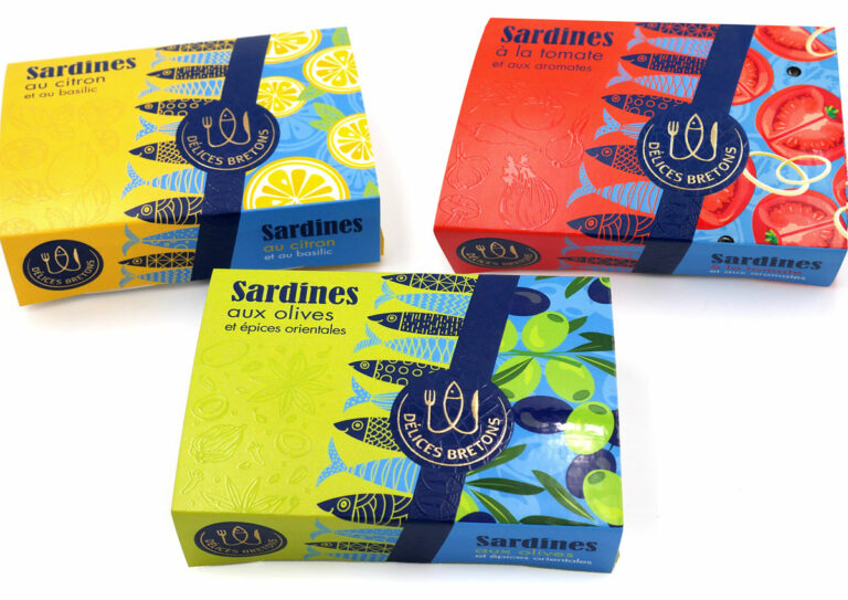 Photo de 3 packagings de sardines colorés, avec dorure et vernis, ennoblissement sur JETvarnish de MGI