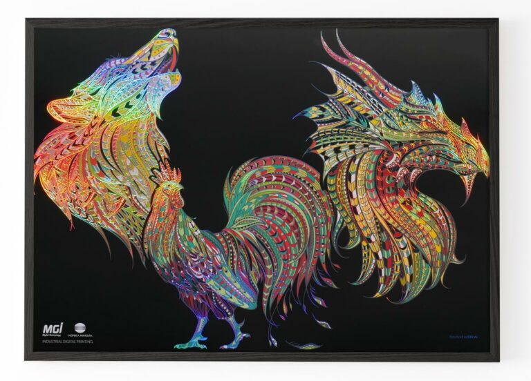 Photo d'un poster avec un loup, un coq et un dragon colorés sur fond noir - ennoblissement sur JETvarnish de MGI