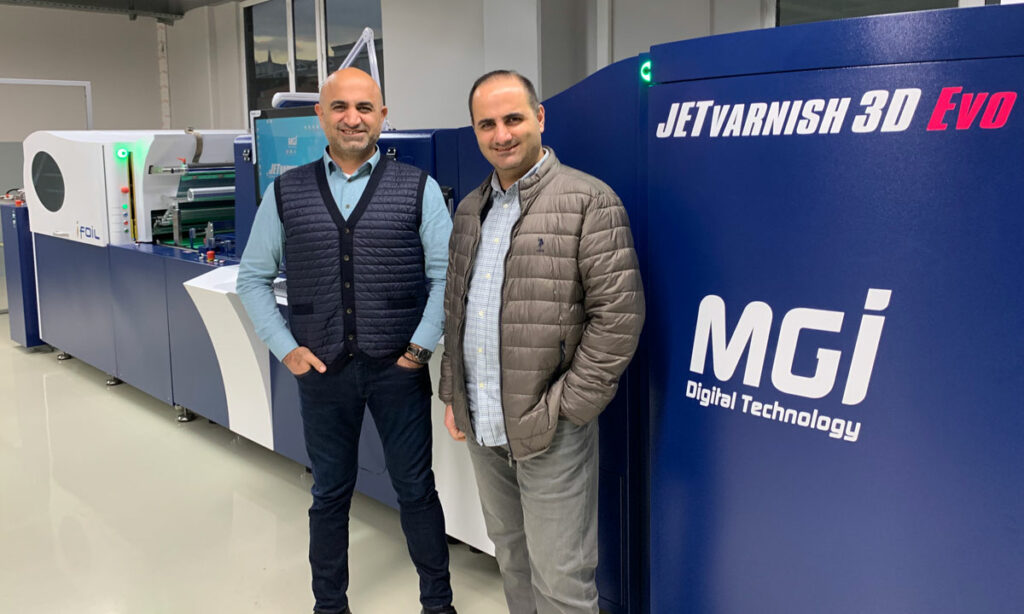 Turan et Ferit Dansik près de la JETvarnish 3D Evo