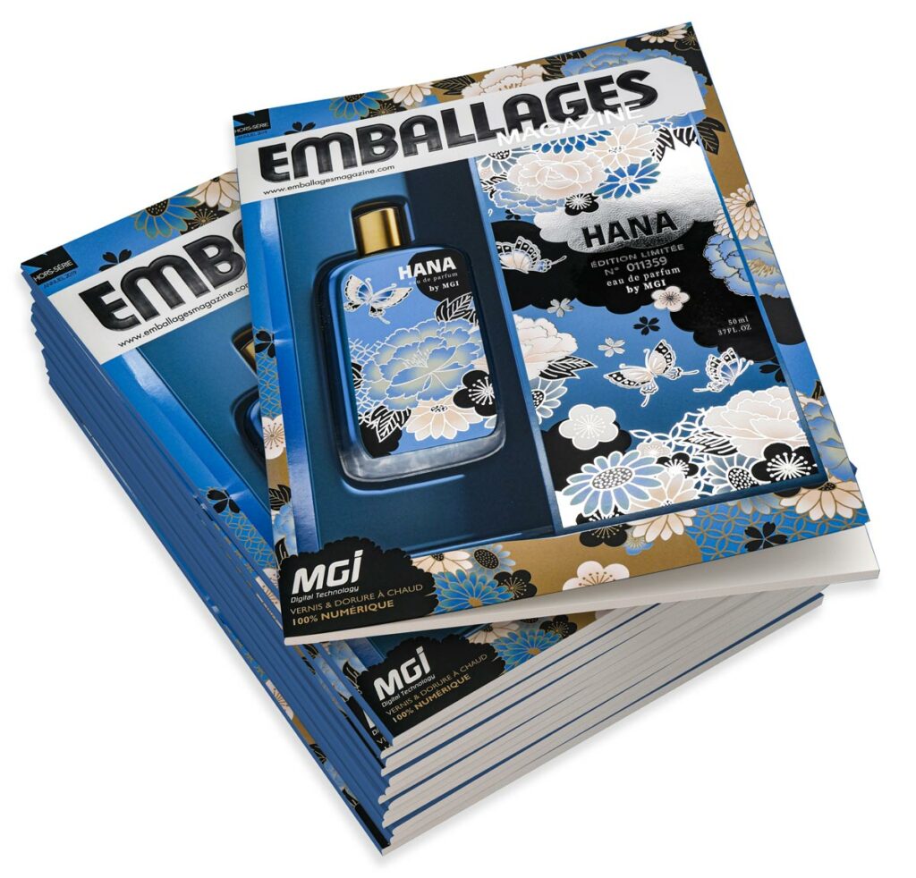 Photo de couverture de magazine avec un packaging de parfum bleu orné de motif floraux - ennoblissement sur JETvarnish de MGI