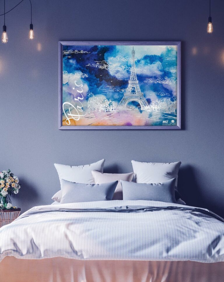 Photo d'un poster de Paris avec la tour eiffel et des arbres, sur fond aquarelle en nuances de bleu, violet et jaune - ennoblissement sur JETvarnish de MGI