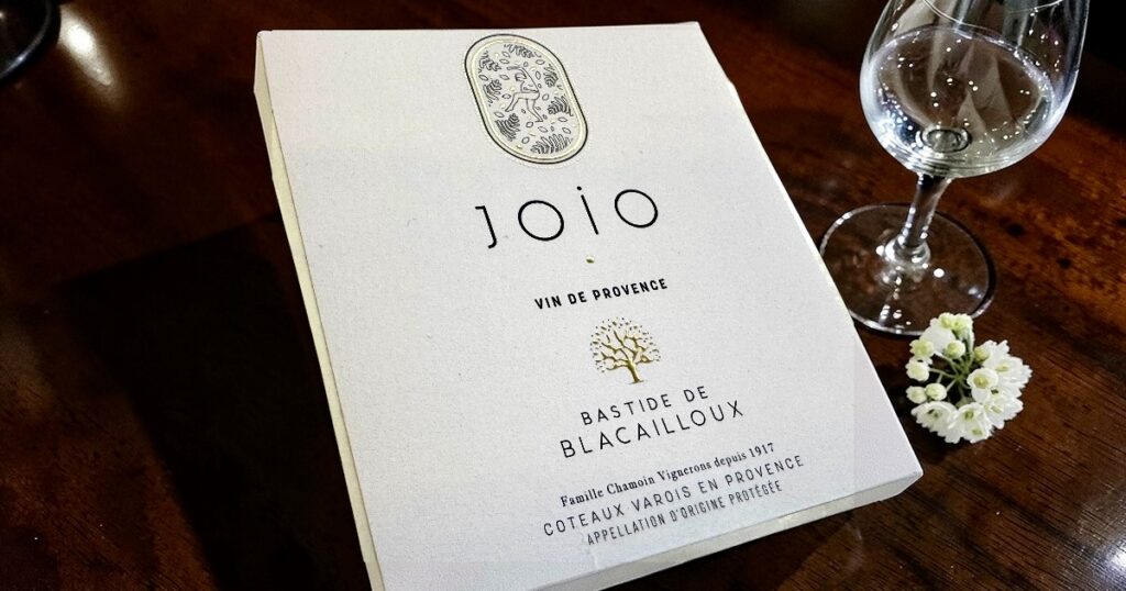 Une distinction qui célèbre l’innovation numérique
C’est une belle consécration pour ETIGRAPH, qui décroche le Trophée 2026 de l’Étiquette Numérique. Ce prix récompense une étiquette destinée au domaine Bastide de Blacailloux (Var), intégralement conçue et produite via un procédé numérique innovant.

De l’impression à la finition, tout a été réalisé sans recours à des techniques traditionnelles, démontrant la maturité et la puissance des technologies digitales dans le secteur de l’étiquette adhésive.