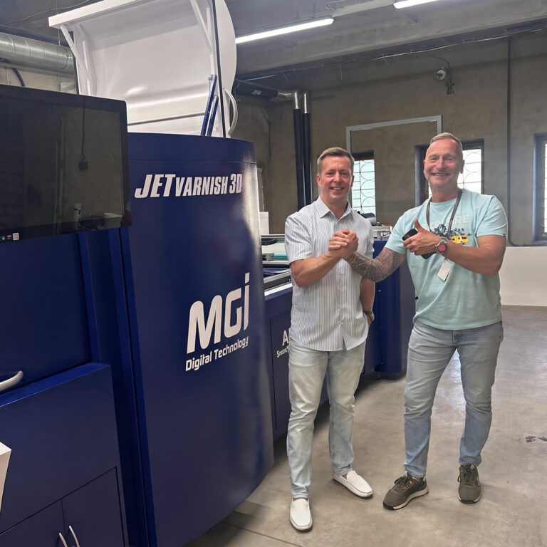 MGI Digital Technology, MGI JETvarnish 3D Evo, Talsu Tipogrāfija, Konica Minolta, ennoblissement numérique, packaging, emballage haut de gamme, vernis sélectif UV, vernis 3D, finition numérique, packaging éco-responsable.